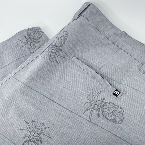 Travis Mathew Other - TravisMathew Golf Shorts Men 38‎ Gray Pineapple Print Casual Stretch Performance